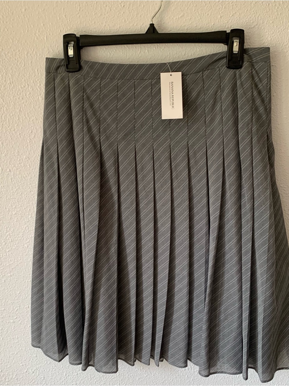 Banana Republic Gray Pinstripe Pleated Knee-length Skirt Size 6